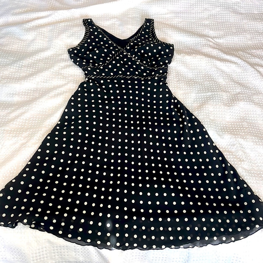 🌸Jonathan Martin polkadot dress with a tie at the waist